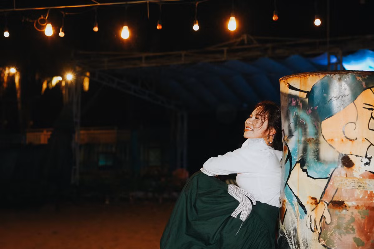 Chị ưa chuộng các thiết kế tôn vẻ đẹp nữ tính và đứng đắn.