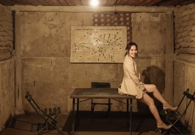 Nữ doanh nhân diện vest phối cùng quần short trẻ trung mà vẫn sang trọng.