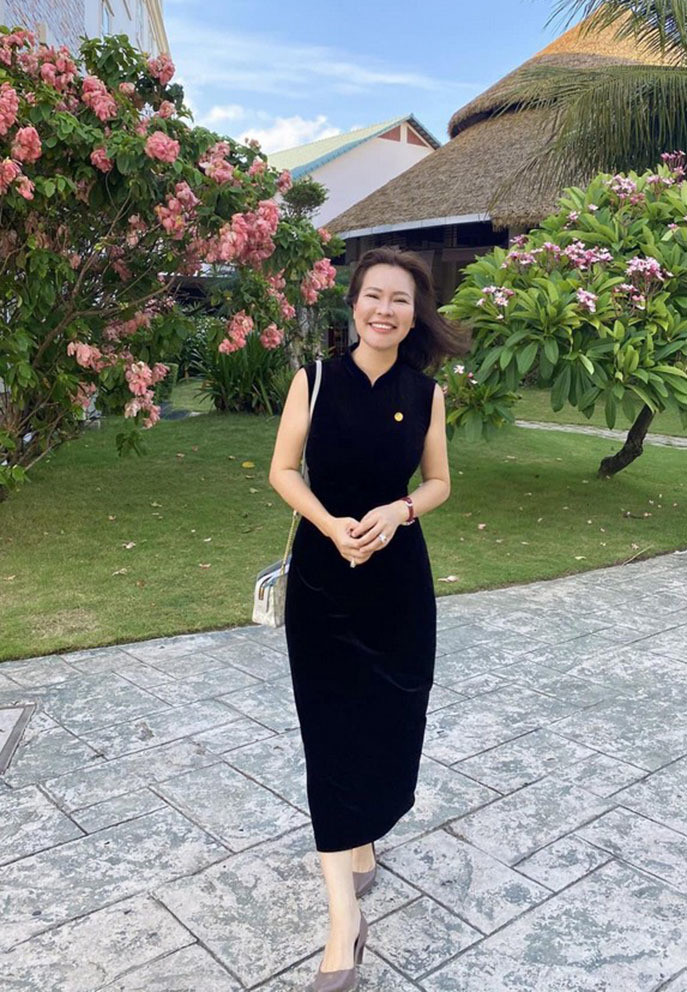 Ngọc Tiền diện chiếc đầm đen thanh lịch và sang trọng.