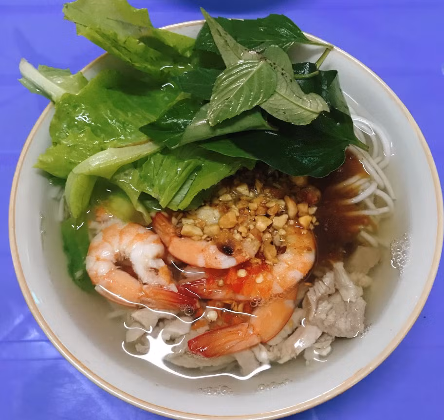 Bún gỏi dà: Nếu một lần ghé thăm Hậu Giang du khách nhớ thưởng thức món bún gỏi dà, nhìn sơ qua thì có thể nhầm với món mắm bởi nguyên liệu chính cho món ăn này là mắm cá linh. Bún gỏi dà phải ăn chung với tép thì mới thưởng thức trọn vẹn hương vị của tô bún.