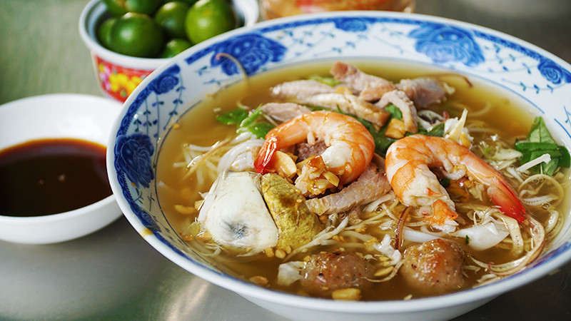 Bát bún gỏi dà còn hấp dẫn với tôm đỏ tươi, sườn non, thịt ba chỉ thái nhỏ, giá chần, nước lèo xâm xấp mặt cùng một ít rau xanh bên trên. Khi ăn cho ít tương xay, đậu phộng vào nữa là tuyệt cú mèo.