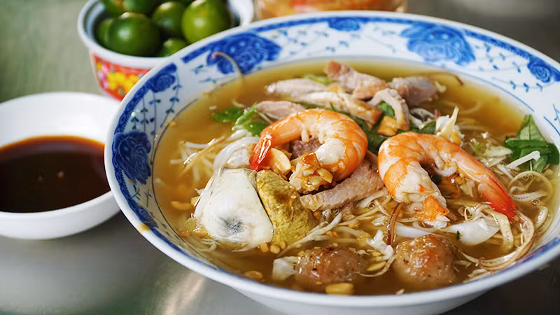 Bát bún gỏi dà còn hấp dẫn với tôm đỏ tươi, sườn non, thịt ba chỉ thái nhỏ, giá chần, nước lèo xâm xấp mặt cùng một ít rau xanh bên trên. Khi ăn cho ít tương xay, đậu phộng vào nữa là tuyệt cú mèo.