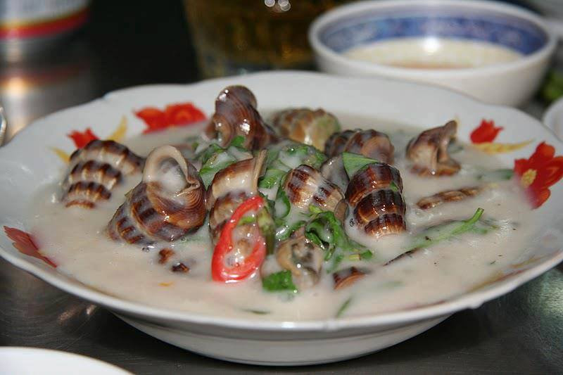 Ốc len còn có tên gọi khác là Linh Hoa, là một loài ốc biển tự nhiên, sống ở những cánh rừng ngập mặn hay ven các bồi bãi. Ốc len sống chủ yếu ở các tỉnh miền tây đặc biệt là các tỉnh Hậu Giang, Vĩnh Long và Cần Thơ. Ốc len xào dừa sử dụng nước cốt dừa để nấu thay cho dầu mỡ, dầu dừa thấm vào thịt ốc tạo nên vị ngọt hấp dẫn.