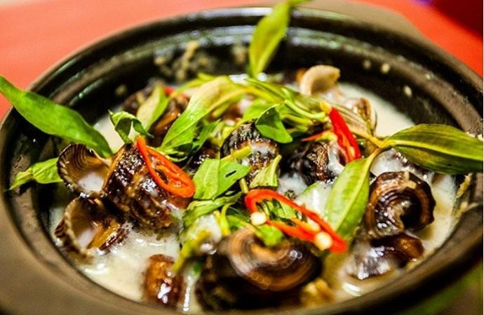 Ốc len xào dừa là một món ăn quen thuộc, dân dã của người dân Hậu Giang. Với nguyên liệu chế biến dễ tìm, quen thuộc, cách sơ chế đơn giản, mang đậm hương vị quê hương, ốc len xào dừa ngày càng hấp dẫn nhiều thực khách hơn.