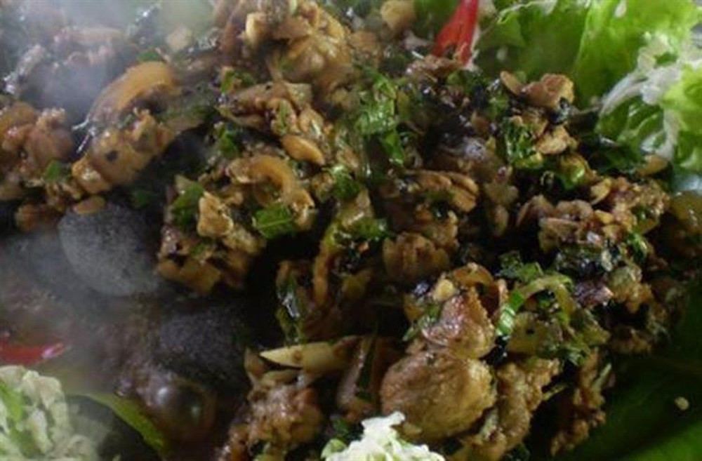 Thường các món nướng hay có khói và cháy nhưng dùng sỏi nướng thực khách có thể ung dung thong thả thưởng thức món ăn. Đặc biệt, vị thịt heo rừng nướng trên sỏi mầm nung nóng lại có vị rất đặc biệt. Nó mang hương vị hoang dã của rừng núi, đem lại cảm giác mới lạ cho người dùng. Đặc sản này làm quà có phần hơi bất tiện nhưng nếu chịu khó thì sẽ được đền đáp xứng đáng.