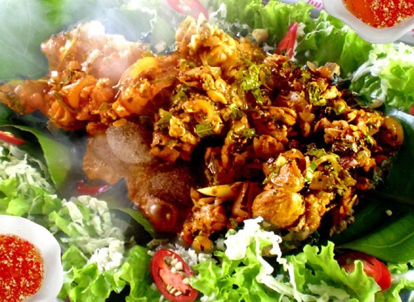 Lấy chiếc đĩa to bày bắp cải, các loại rau sống, ớt, rau thơm rung quanh sau đó đặt sỏi vừa nung vào giữa. Thịt heo rừng sẽ được thái thật mỏng ướp gia vị để riêng trong đĩa khác. Khi ăn, lấy từng miếng thịt dải lên trên viên sỏi, sức nóng của sỏi làm miếng thịt săn lại không khác gì bếp than. Thịt chín, cuốn với các loại rau rồi chấm với chén nước mắm chua ngọt ăn kèm.