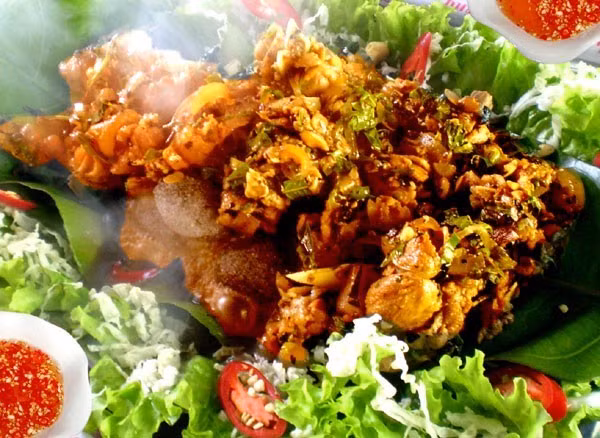 Lấy chiếc đĩa to bày bắp cải, các loại rau sống, ớt, rau thơm rung quanh sau đó đặt sỏi vừa nung vào giữa. Thịt heo rừng sẽ được thái thật mỏng ướp gia vị để riêng trong đĩa khác. Khi ăn, lấy từng miếng thịt dải lên trên viên sỏi, sức nóng của sỏi làm miếng thịt săn lại không khác gì bếp than. Thịt chín, cuốn với các loại rau rồi chấm với chén nước mắm chua ngọt ăn kèm.