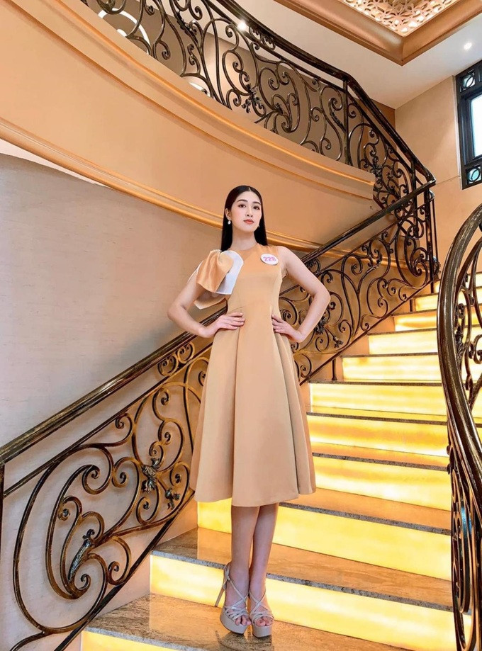 Cách ăn mặc thanh lịch, nữ tính của Vân Ly được khán giả đánh giá cao.