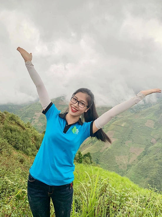 Trong các chuyến từ thiện, Vân Ly thường diện áo thun, quần jeans đơn giản. Ảnh: FBNV.