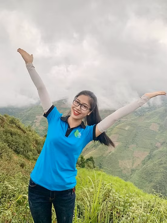 Trong các chuyến từ thiện, Vân Ly thường diện áo thun, quần jeans đơn giản. Ảnh: FBNV.