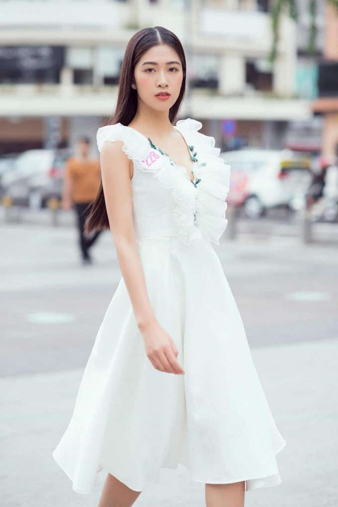 Người đẹp sinh năm 1998 chuộng các thiết kế phong cách thanh lịch, nhẹ nhàng.