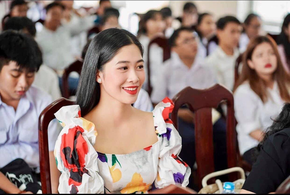 Nữ tiếp viên khoe vẻ đẹp nhẹ nhàng với chiếc áo tay bồng điệu đà.