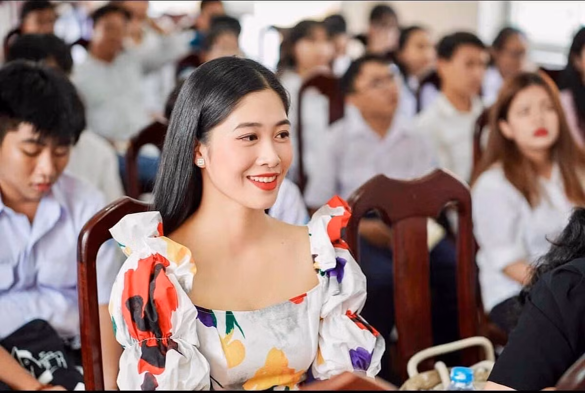 Nữ tiếp viên khoe vẻ đẹp nhẹ nhàng với chiếc áo tay bồng điệu đà.