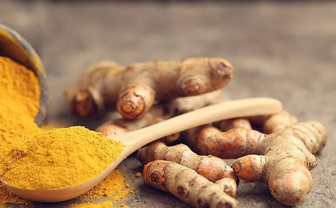 3. Nghệ: Là một loại gia vị quen thuộc và có lợi ích lớn đối với sức khỏe. Trong nghệ chứa một lượng lớn curcumin giúp giảm viêm và giảm lượng đường trong máu, đồng thời giảm nguy cơ mắc bệnh tim. Hoạt chất curcumin cũng có lợi cho thận ở bệnh nhân tiểu đường, giúp giảm biến chứng trên thận ở nhóm bệnh nhân này.