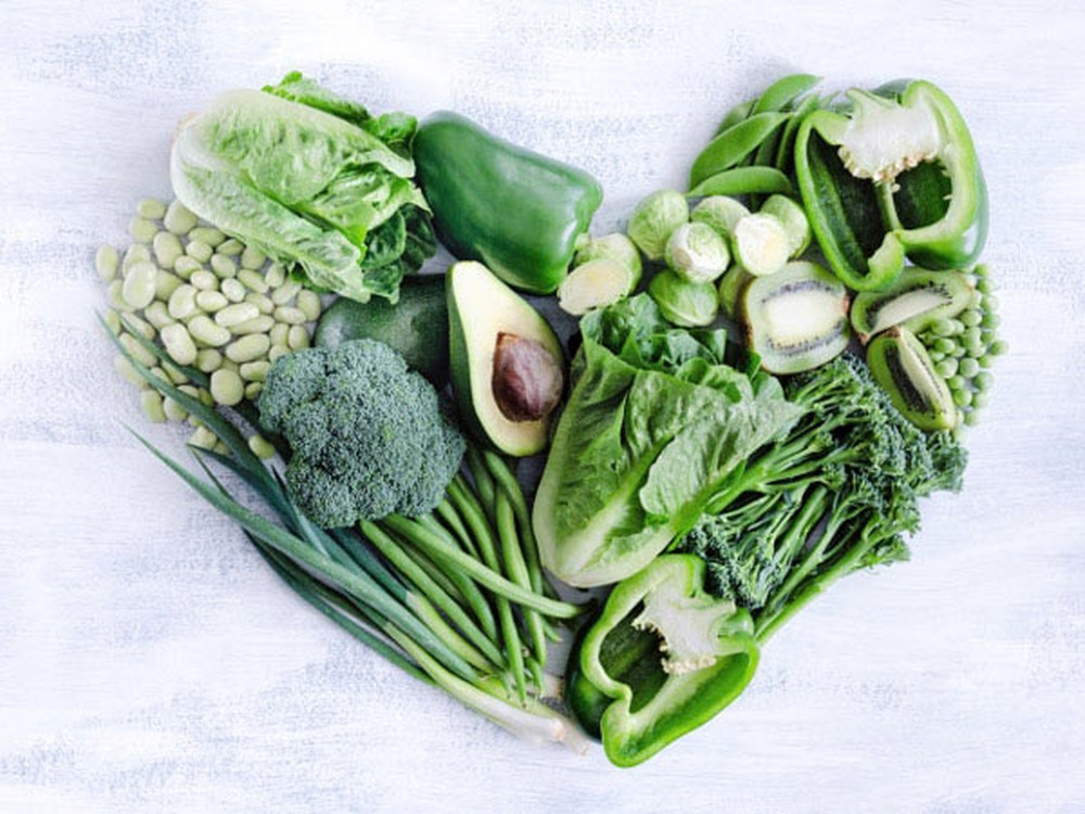 8. Rau lá xanh thẫm nhiều chất xơ, vitamin C và ít calo. Có thể kể đến rau bina, cải xoăn và các loại rau lá xanh thẫm khác. Ngoài ra, rau lá xanh thẫm còn nguồn cung cấp các chất chống oxy hóa lutein và zeaxanthin giúp bảo vệ mắt khỏi thoái hóa điểm vàng và đục thủy tinh thể, là những biến chứng thường gặp ở bệnh tiểu đường.