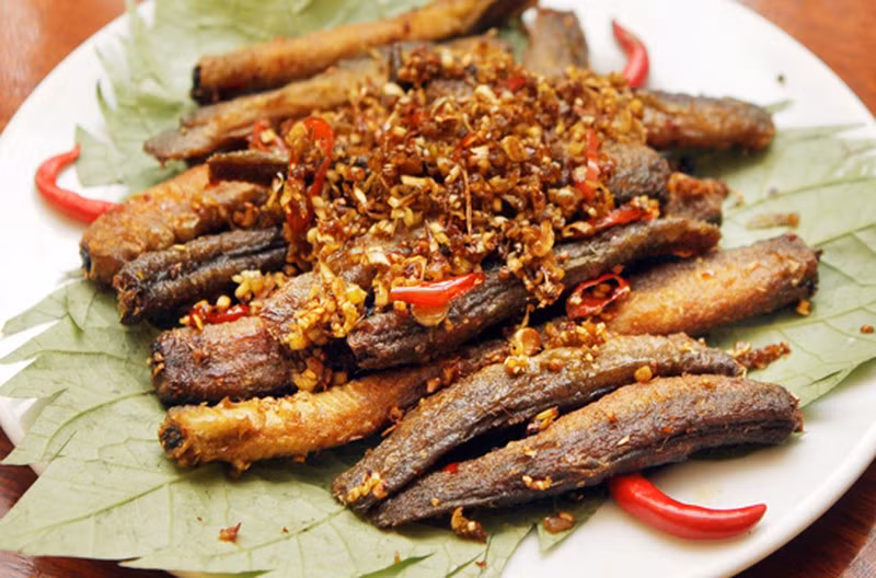 Bắt lên bếp một chảo dầu vừa đủ. Khi dầu sôi, cho cá vào và rán cho vàng và thịt mềm ra. Cho 300 ml rượu trắng hoặc 600 ml nước lọc vào chảo cá đang chín cùng với vài lát gừng tươi và tiếp tục đun sôi đến khi nước cạn dần. Nêm nếm một ít gia vị cho vừa ăn, một ít hành ngò để tăng mùi vị. Có thể dùng cá cùng với một chén cơm trắng và mời gia đình cùng thưởng thức.