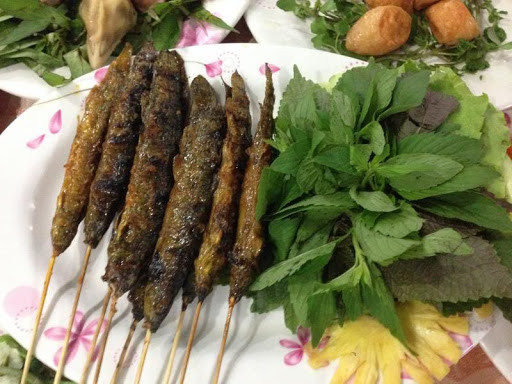 Người nướng cá phải chú ý trở cá chín đều, chờ cho cá chín vàng. Bên bếp lửa than hồng, mùi cá nướng thơm “nức mũi” bay xa. Lúc này, quẹt cá với tí muối ớt rừng, từ từ thưởng thức, bạn sẽ cảm nhận được vị bùi bùi của thịt cá, vị dai giòn béo ngậy của da, vị mặn, cay thanh của muối ớt... Khi ăn cá chạch nướng nên ăn kèm với ít rau thơm, chuối chát xắt thật mỏng sẽ càng ngon hơn.