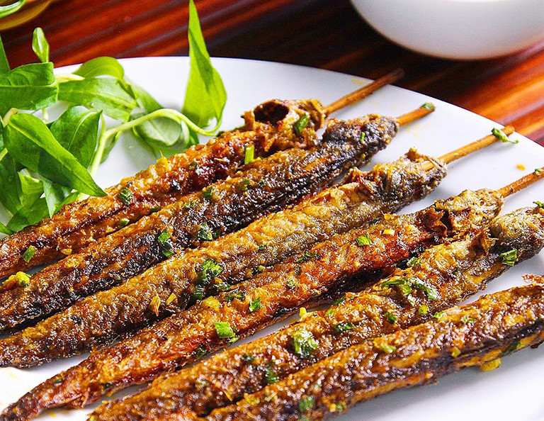 Chạch nướng: Món cá chạch nướng, dù là nướng tươi hay nướng mặn cũng đều thuộc vào hàng lẫm liệt, dù người khó tính cách mấy cũng phải gật gù khen ngon. Có thể nói ít có món cá nướng nào thơm tho, ngon miệng bằng món cá chạch nướng muối ớt.