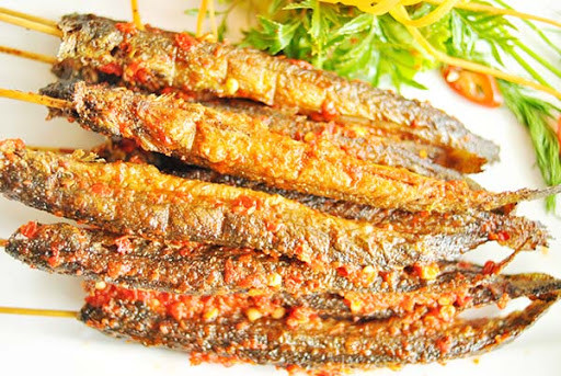 Trong khi chờ cá ráo nước thì lấy ớt rừng, muối hột, bột ngọt, tí đường bỏ chung giã nhuyễn, vắt thêm tí chanh để sẵn. Sau đó lấy trách đất, đốt than củi, rồi đặt cá trên vỉ. Nếu ai không kiêng dầu mỡ, thì trong lúc nướng nên quét dầu phụng lên thân cá cho cá không bị khô.