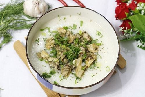 Khi cháo sắp chín tới, cho phần cá chạch được làm chín vào cùng. Khuấy đều tay cho cá hòa đều. Nêm nếm một ít gia vị đủ dùng, một ít hành ngò để tăng mùi vị. Tắt bếp khi cháo đã chín tới. Dùng khi cháo còn nóng. Món cháo cá chạch giúp bồi bổ sức khỏe, cung cấp cho cơ thể những dưỡng chất cần thiết, đặc biệt là những cánh mày râu. Ảnh: Internet. 