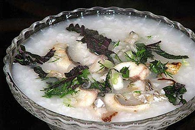 Bồi bổ cơ thể bằng cháo cá chạch: Nguyên liệu cần chuẩn bị: 300 – 500 gram cá chạch, 100 gram lạc nhân, 300 gram gạo tẻ. Cách thực hiện: Vo gạo nhiều lần bằng nước lọc. Sau đó, cho ít muối vào đảo đều và bắt lên bếp đun cho báo nhừ dần.