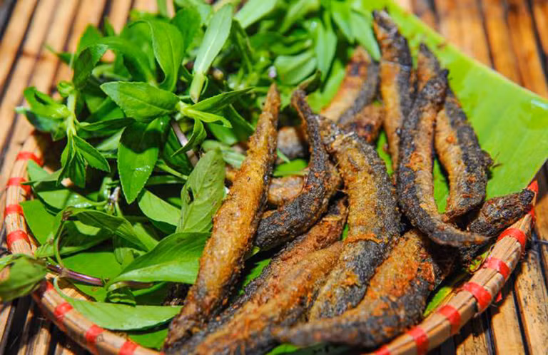 Theo Đông Y cá chạch vị ngọt, tính bình, mùi tanh có công dụng bổ tỳ vị, bồi bổ thận, hết vàng da,…đặc biệt là công dụng chữa yếu sinh lý cho nam giới. Cụ thể, món cá chạch kết hợp với lá hẹ truyền thống giúp cải thiện sinh lý cho nam giới.