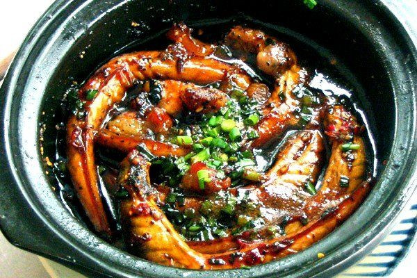 Cá chạch kho hạt hẹ chữa liệt dương: Cá chạch làm sạch nhớt, tẩy mùi tanh, bỏ ruột. Hạt hẹ rửa sạch, cho vào 1 miếng vải mỏng bọc lại. Cho nguyên liệu vào nồi nấu chung với 0,5 lít nước, cho gia vị vào cùng. Khi sôi cho nhỏ lửa đun đến lúc cạn nước.Bỏ bọc hạt hẹ rồi ăn cá khi còn nóng với cơm. Cách 2 ngày ăn 1 lần, ăn như vậy trong 20 ngày có tác dụng chữa yếu sinh lý, bất lực cho nam giới.