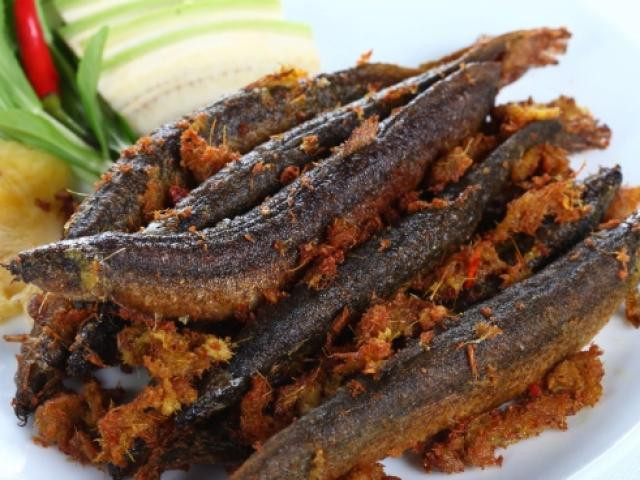 Cá chạch chiên gừng chữa suy giảm ham muốn: Nguyên liệu cần có: 5 – 6 con cá chạch và củ gừng tươi. Cách thực hiện: Đem những con cá chạch rửa sạch, tốt nhất nên rửa bằng muối để khử mùi tanh và lớp nhớt trên cá, cắt bỏ phần ruột. Sau đó, rửa lại nhiều lần với nước và vớt ra để ráo.