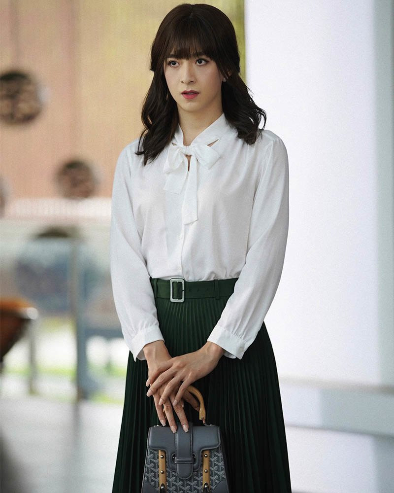 Sở hữu vẻ đẹp thanh tú, nam ca sĩ sinh năm 1988 rất dễ dàng khi hóa thân thành nhân vật nữ. Ngô Kiến Huy lựa chọn áo voan cột nơ, kết hợp chân váy xếp ly xinh xắn.