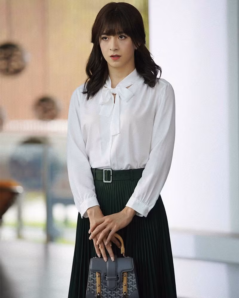 Sở hữu vẻ đẹp thanh tú, nam ca sĩ sinh năm 1988 rất dễ dàng khi hóa thân thành nhân vật nữ. Ngô Kiến Huy lựa chọn áo voan cột nơ, kết hợp chân váy xếp ly xinh xắn.