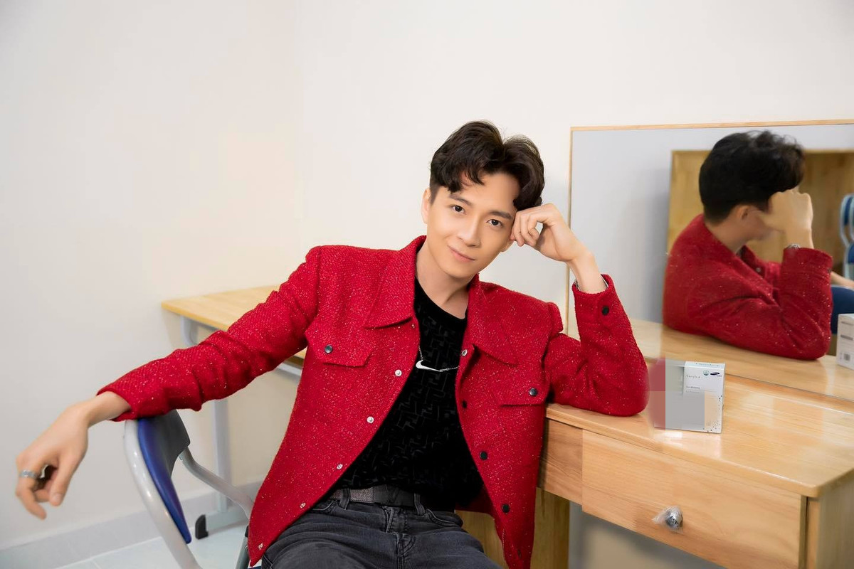 Thời gian gần đây, Ngô Kiến Huy chuộng trang phục có màu sắc sặc sỡ. Anh gây ấn tượng khi kết hợp set đồ đen đơn giản cùng áo khoác vải tweed tông đỏ. Ảnh: FB.