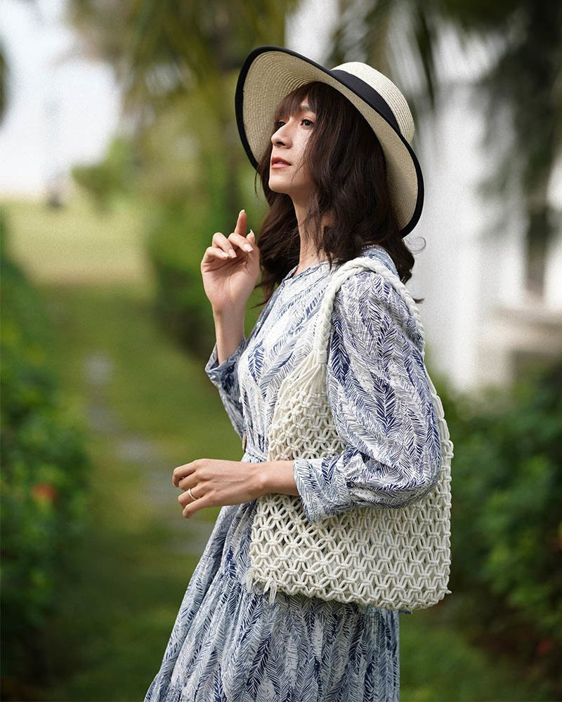 Ngoài ra, anh cũng "cân" rất ngọt những bộ trang phục nữ tính nhờ vóc dáng tương đối nhỏ nhắn.