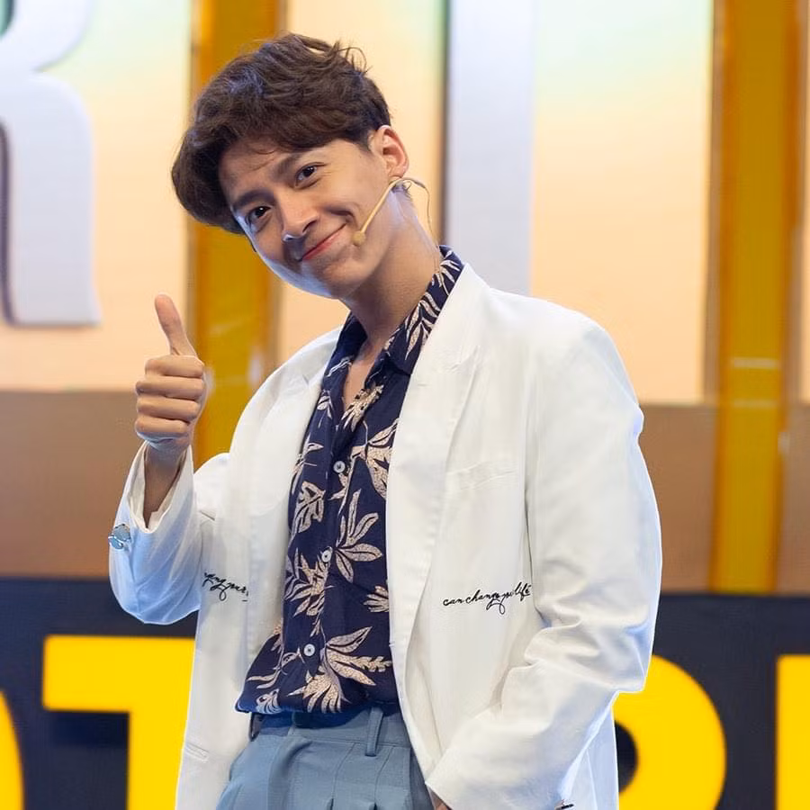 Khác với những lúc giả gái, trong cuộc sống hàng ngày, giọng ca “Truyền Thái Y” sở hữu gu thời trang thanh lịch và nam tính.