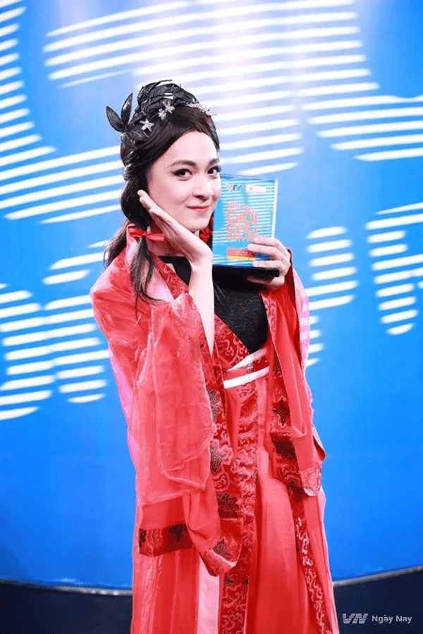 Nam ca sĩ đa tài có màn giả gái duyên dáng trong chương trình Ơn giời cậu đây rồi.