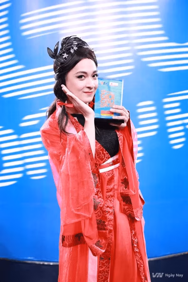 Nam ca sĩ đa tài có màn giả gái duyên dáng trong chương trình Ơn giời cậu đây rồi.