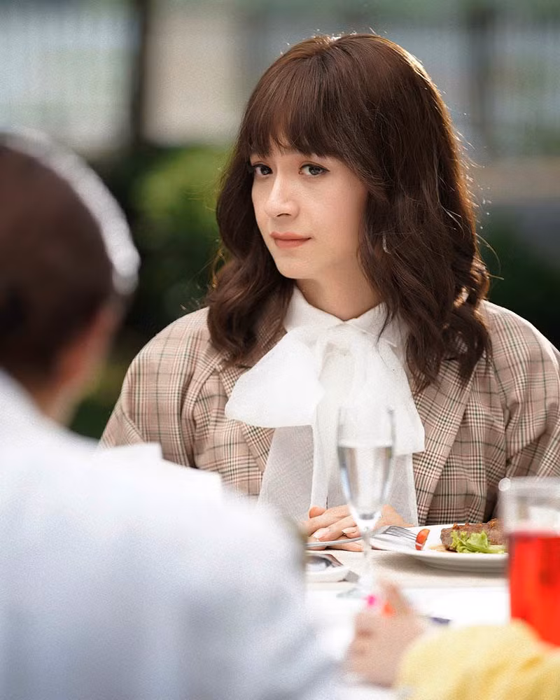 Chỉ với những hình ảnh giả gái trong phim, Ngô Kiến Huy thu hút được khá nhiều sự quan tâm của dân mạng.