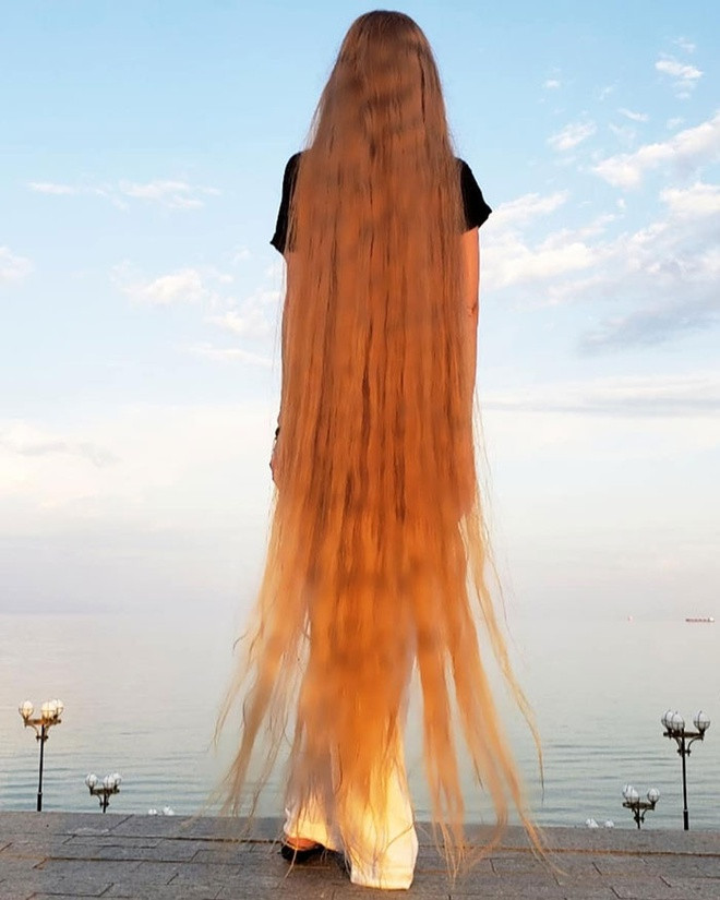 Nói về cách chăm sóc mái tóc dài mềm mượt, Alena cho biết cô không sử dụng máy sấy hay máy là tóc và chỉ dùng các loại tinh dầu tự nhiên, mặt nạ.