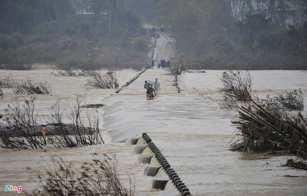 Cầu tràn Thạch Nham dài khoảng 500 m, bắc qua sông Trà, nối 2 huyện Sơn Tịnh và Tư Nghĩa (Quảng Ngãi). Cầu ngập nặng, dòng nước chảy xiết từ sau bão số 9 đến nay.