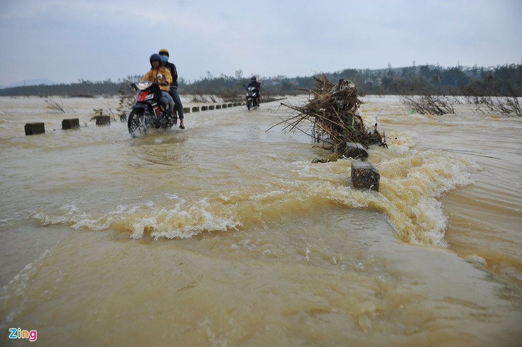Dân địa phương cho biết cầu thường bị ngập sâu sau các đợt mưa bão. Những năm trước, có người cố đi qua cầu bị nước cuốn trôi và tử vong.