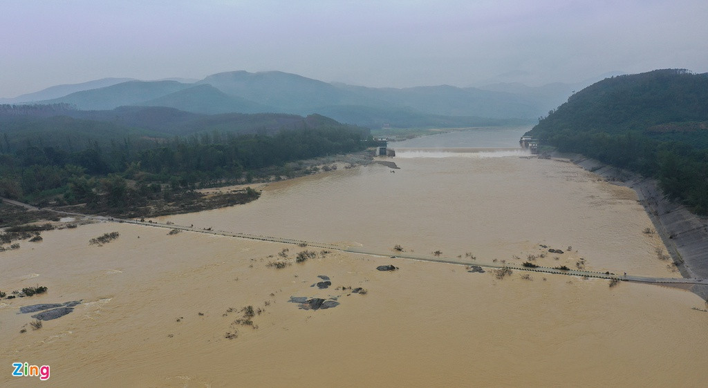 Cần tràn Thạch Nham thuộc dự án thủy lợi Thạch Nham (Quảng Ngãi), hoàn thành và đưa vào sử dụng năm 1997. Công trình này có vai trò ổn định nước tưới cho trên 50.000 ha đất canh tác của tỉnh Quảng Ngãi.