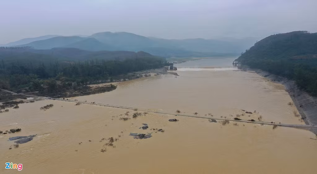 Nin tho xem chiec xe di qua cay cau ngap nuoc o Quang Ngai-Hinh-8