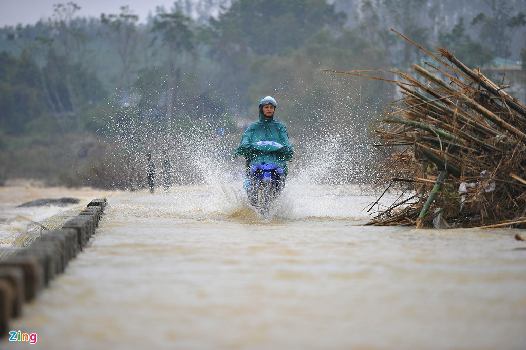 “Rất nguy hiểm, nhưng chúng tôi phải về nhà chuẩn bị chống cơn bão số 10”, ông Lâm nói. 