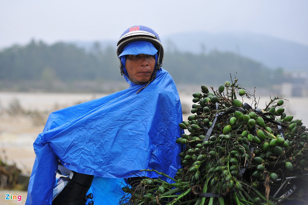 Do đoạn đường từ cầu Thạch Nham đến cầu Sơn Trà khá xa, nên có nhiều người dừng xe chờ đợi, hy vọng nước rút và không chọn hướng đi khác.