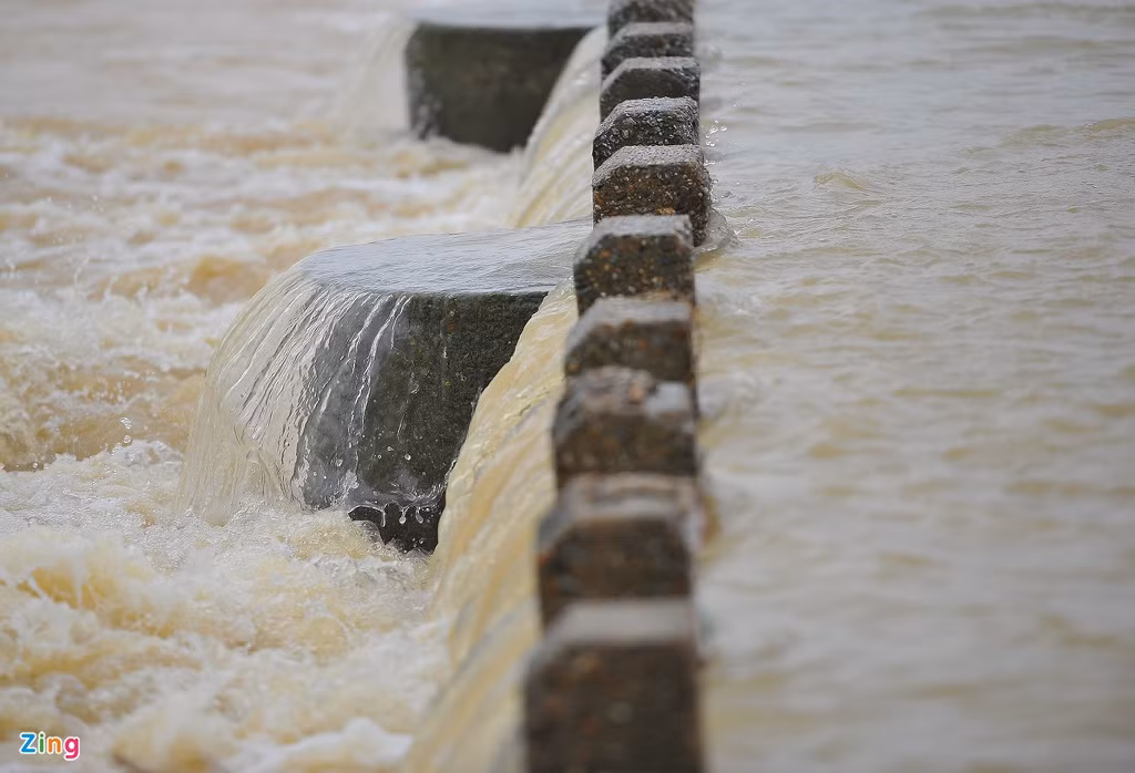 Nin tho xem chiec xe di qua cay cau ngap nuoc o Quang Ngai-Hinh-9