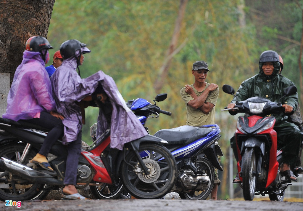 Có khá nhiều người không dám qua lại. Họ chọn cách di chuyển đến cầu Sơn Trà (bắc qua sông Trà) cách đó khoảng 15 km để sang bờ bên kia.