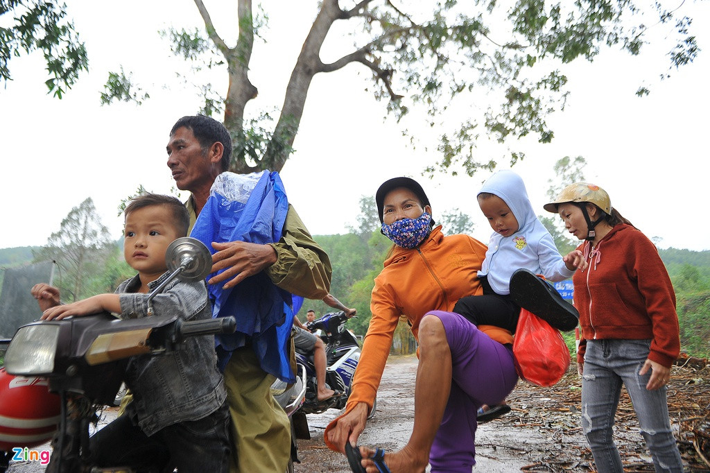 Sau một hồi chần chừ, ông Lâm (ngụ xã Sơn Hạ, huyện Sơn Hà) cùng vợ và 2 con nhỏ cố đi qua cầu. 