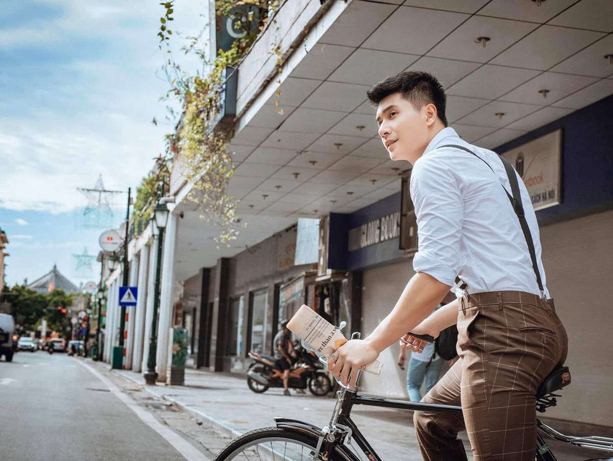 Nam người mẫu hóa chàng thư sinh với chiếc sơ mi trắng và quần âu lịch lãm.