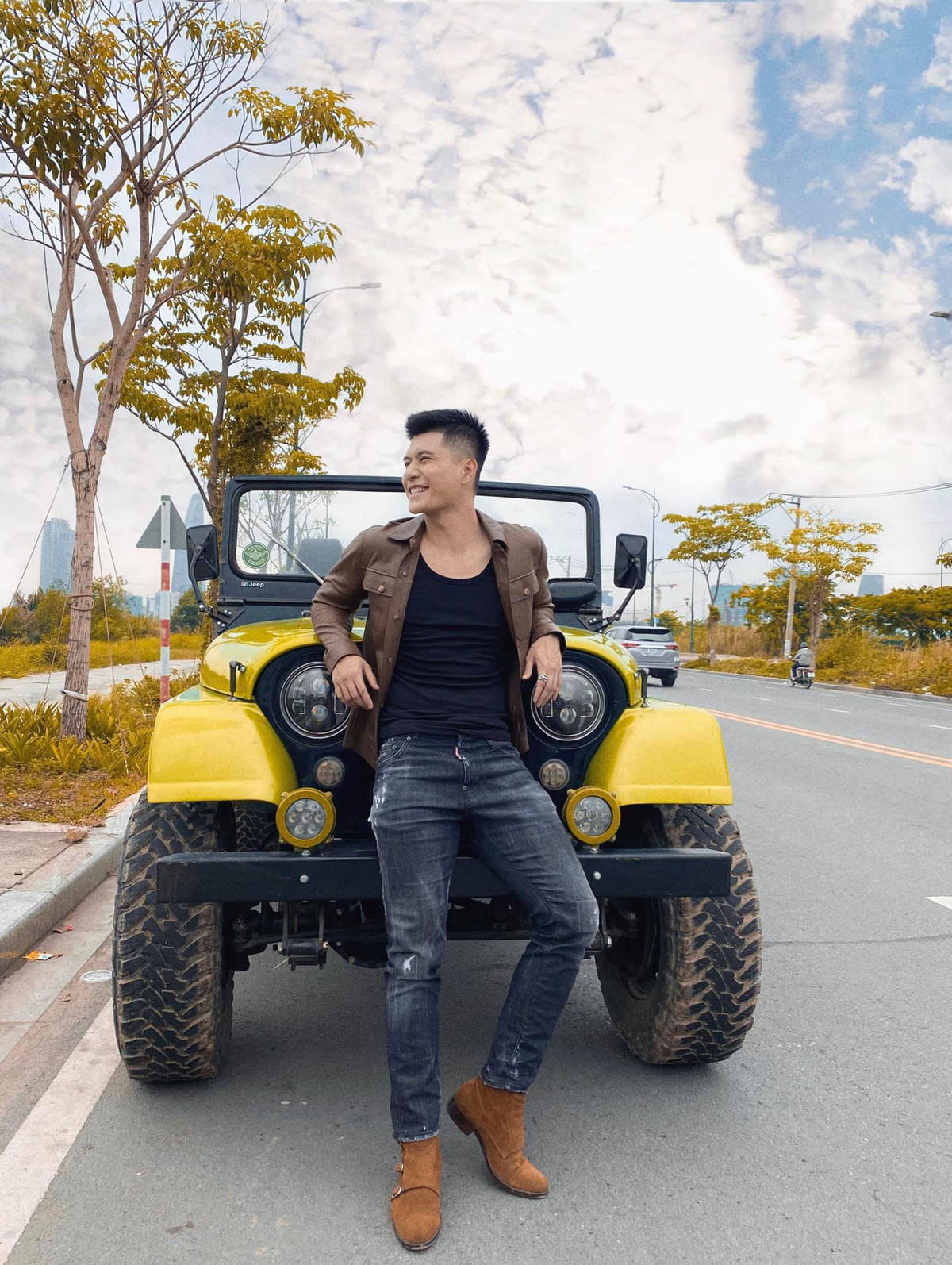 Ngoài ra, nam người mẫu cũng chăm mặc bộ đồ bụi bặm, nam tính, đúng với lứa tuổi của mình.