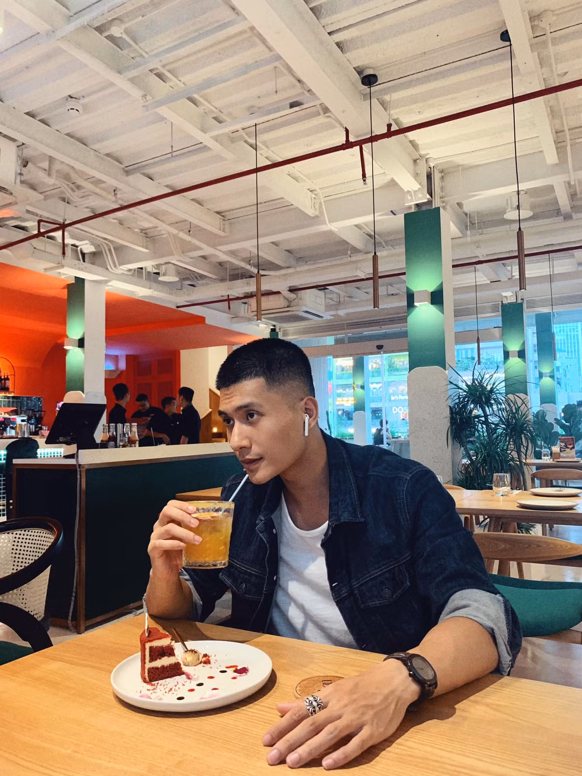 Đôi khi, Lâm Bảo Châu cũng cực năng động và khỏe khoắn trong set đồ áo phông và áo khoác jeans.