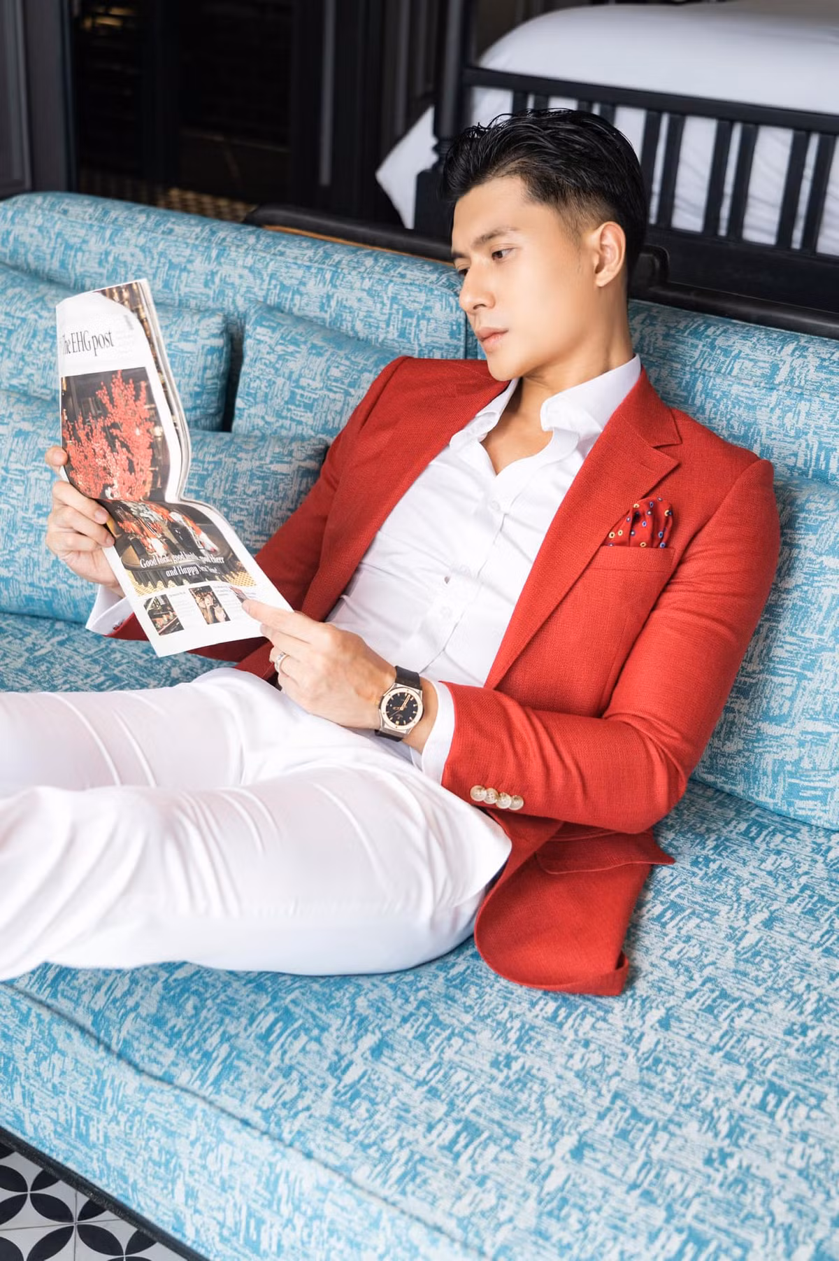 Ngoài ra, trong tủ đồ của Lâm Bảo Châu cũng có khá nhiều vest nam lịch lãm.